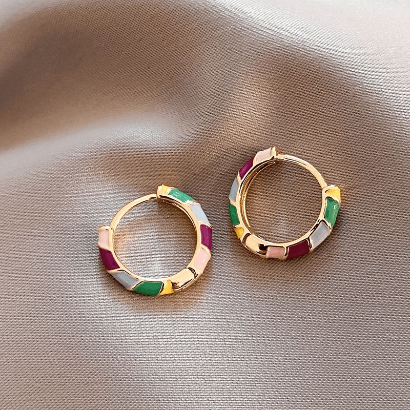 Pendientes elegantes con esmalte multicolor en dorado