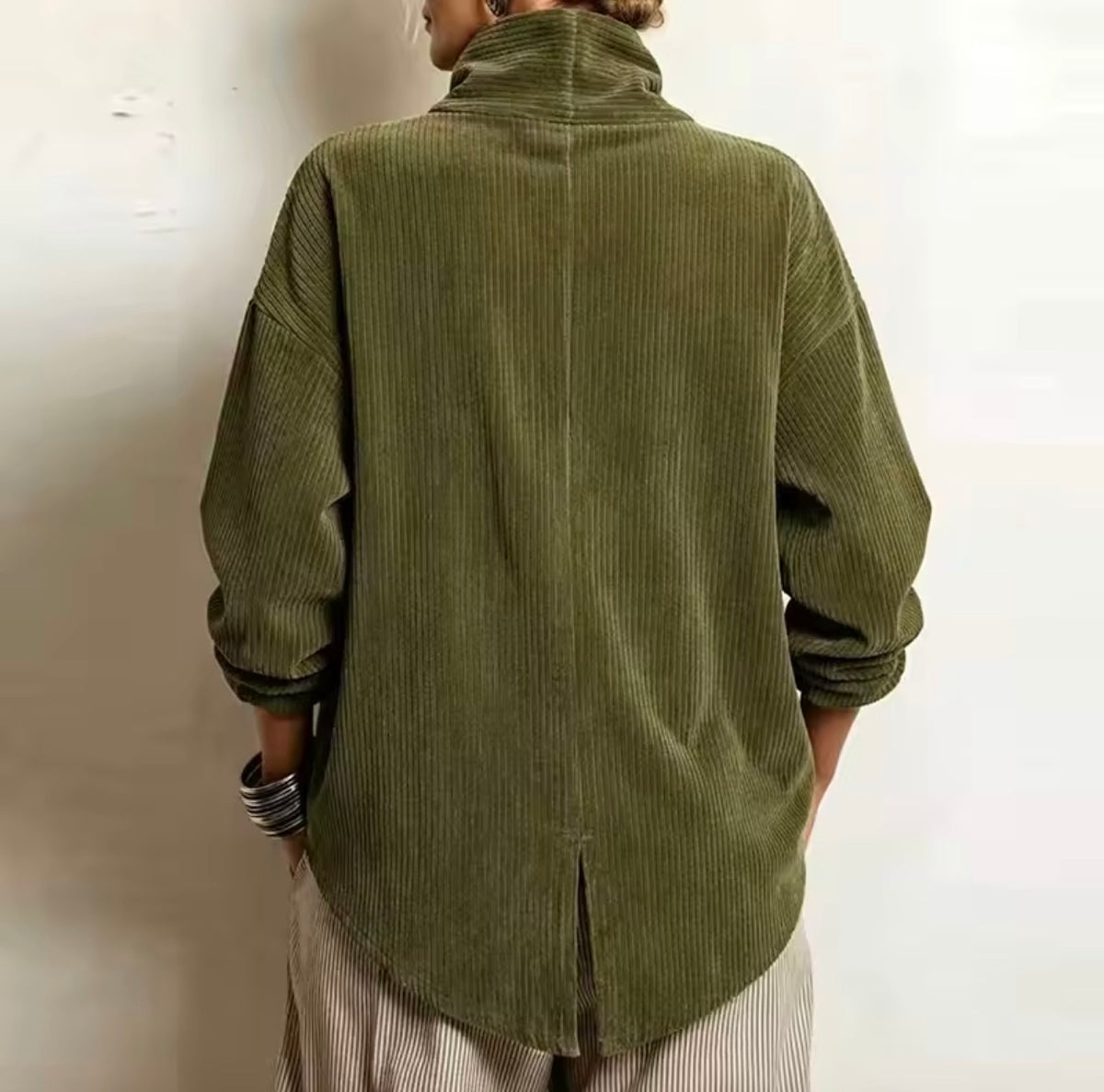 Carmela | El Jersey de Pana con Botones en Verde Oliva