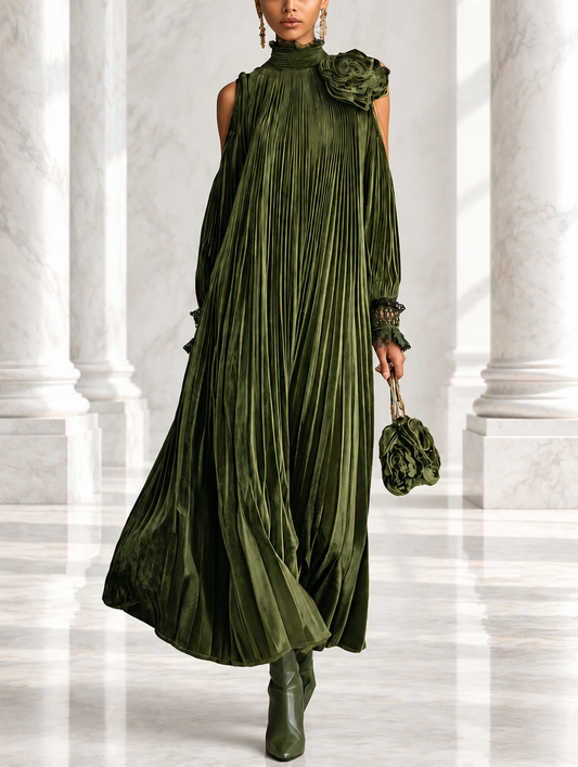 Charo | Vestido largo plisado verde oliva con detalle floral en el hombro